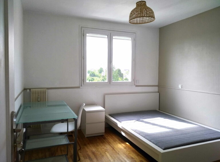 chambre en colocation etudiante à Rennes. Ambiance studio. Metro Clemenceau